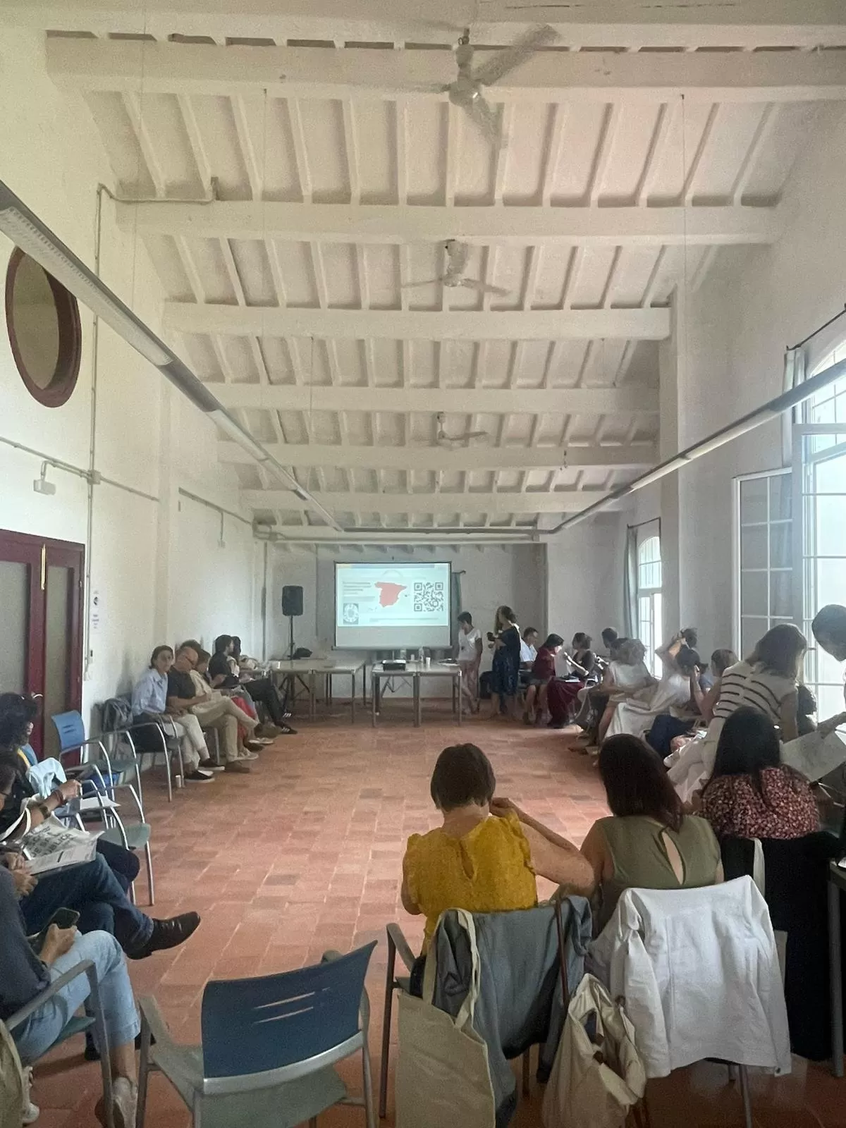 Miembros de CCAA del grupo trabajando